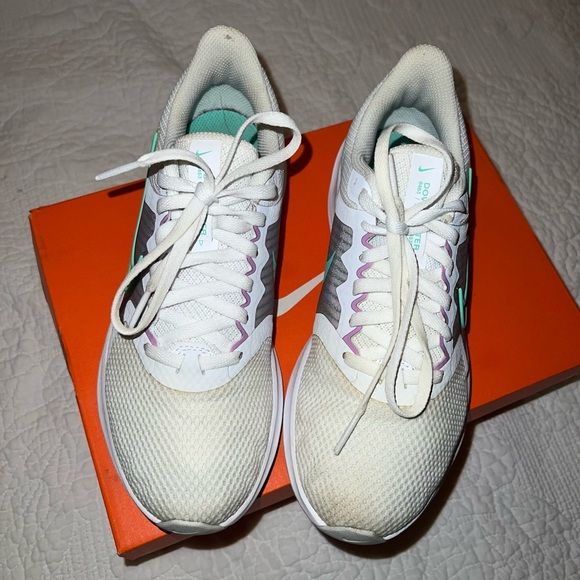 Women’s size 6 Nike running shoes. - Picture 5 of 7